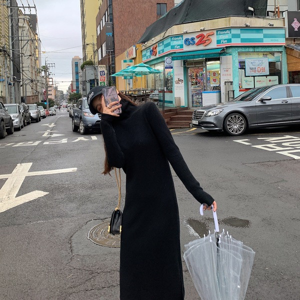 Hosszú kötött ruha pólógallérral - egyenes modell