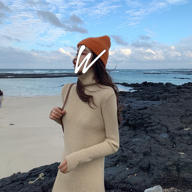 Hosszú kötött ruha pólógallérral - egyenes modell