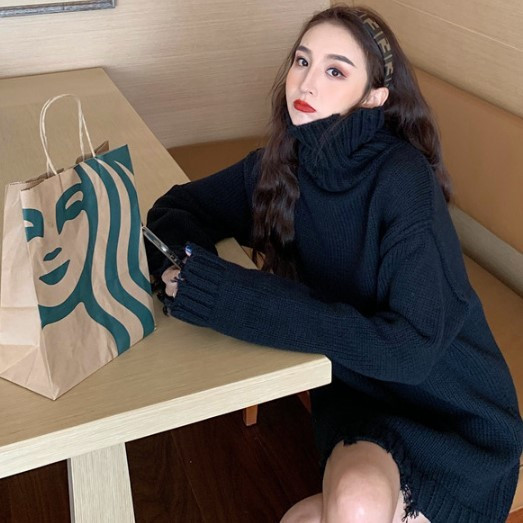 Hosszú, vastag pulóver pólógallérral, fekete és bézs színben