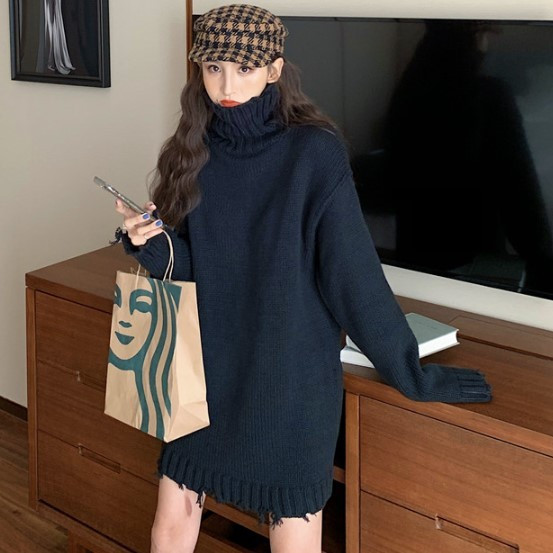 Hosszú, vastag pulóver pólógallérral, fekete és bézs színben