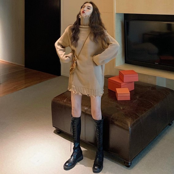 Hosszú, vastag pulóver pólógallérral, fekete és bézs színben