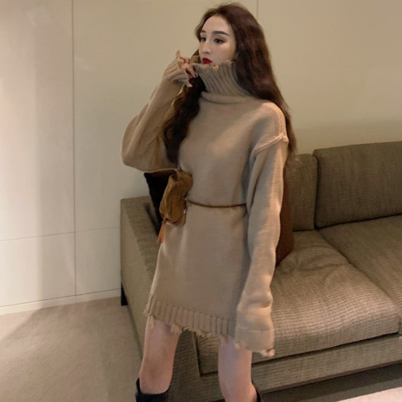 Hosszú, vastag pulóver pólógallérral, fekete és bézs színben