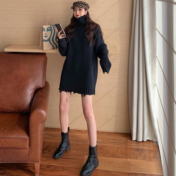 Hosszú, vastag pulóver pólógallérral, fekete és bézs színben