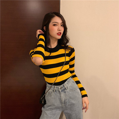 Alkalmi női csíkos pulóver ovális nyakkivágással, fehér és sárga színben