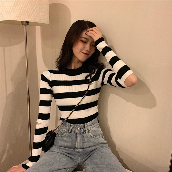 Alkalmi női csíkos pulóver ovális nyakkivágással, fehér és sárga színben