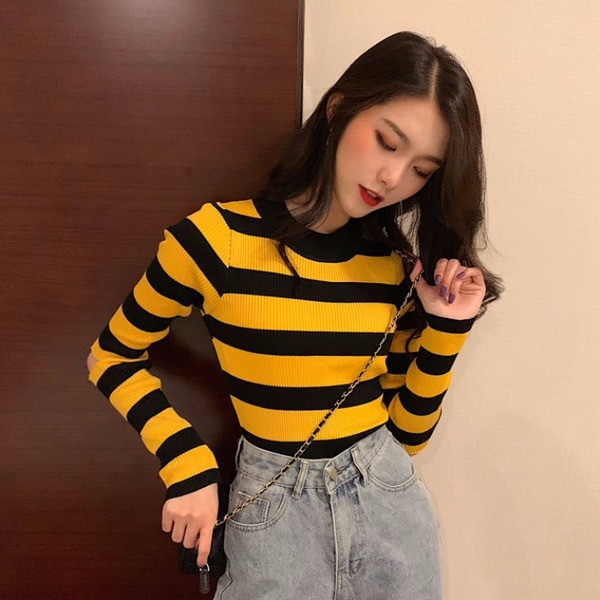 Alkalmi női csíkos pulóver ovális nyakkivágással, fehér és sárga színben