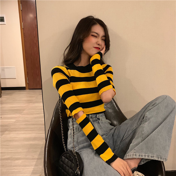 Alkalmi női csíkos pulóver ovális nyakkivágással, fehér és sárga színben