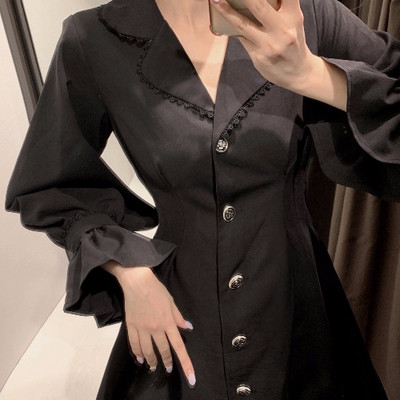 Rochie modernă de damă cu nasturi și decolteu spitz în negru