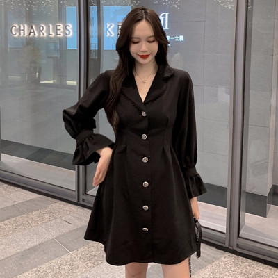 Rochie modernă de damă cu nasturi și decolteu spitz în negru