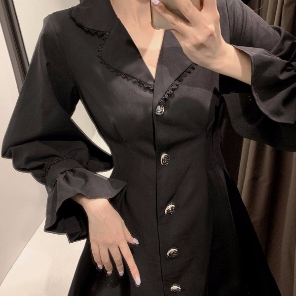 Rochie modernă de damă cu nasturi și decolteu spitz în negru