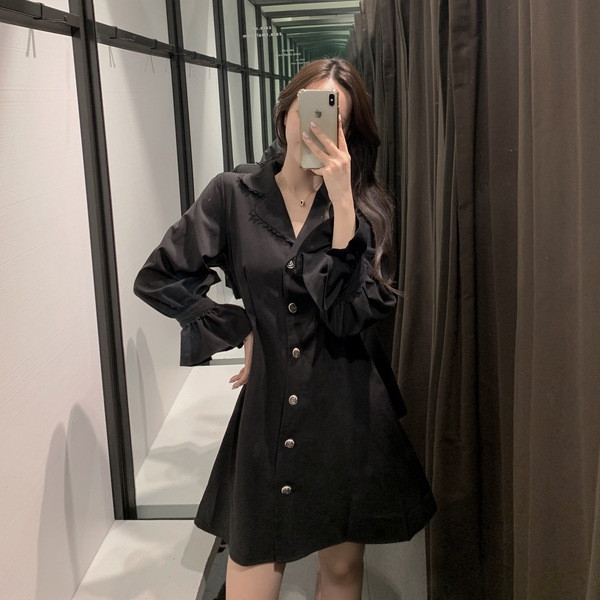 Rochie modernă de damă cu nasturi și decolteu spitz în negru