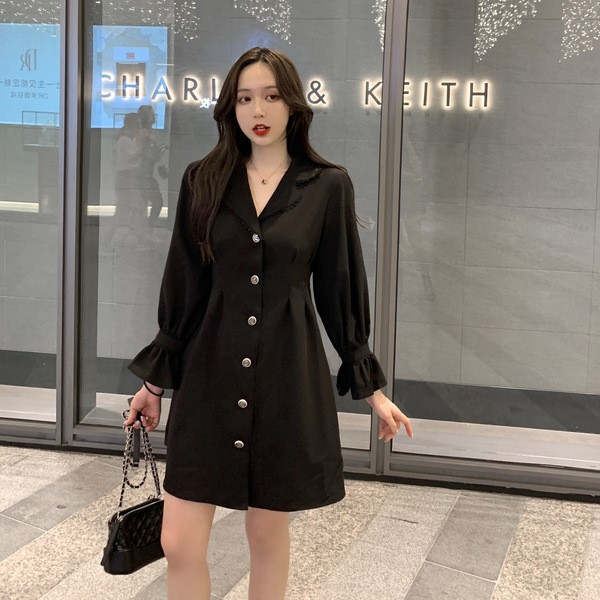 Rochie modernă de damă cu nasturi și decolteu spitz în negru