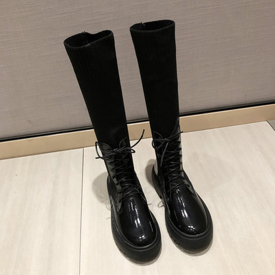 Lapos talpú és fűzős fekete női csizma új modellje