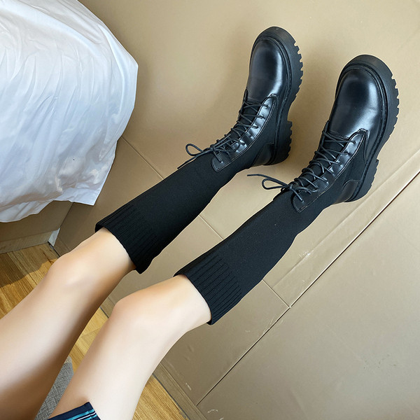 Lapos talpú és fűzős fekete női csizma új modellje