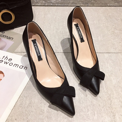 Κομψά γυναικεία παπούτσια με λεπτό τακούνι και κορδέλα σε δύο χρώματα