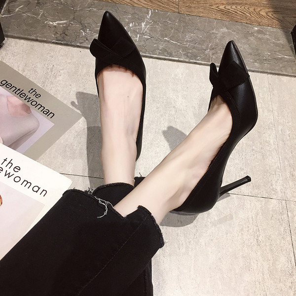 Κομψά γυναικεία παπούτσια με λεπτό τακούνι και κορδέλα σε δύο χρώματα