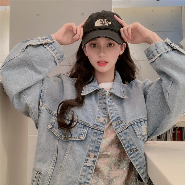 Női alkalmi farmerdzseki szakadt motívumokkal, világos színben