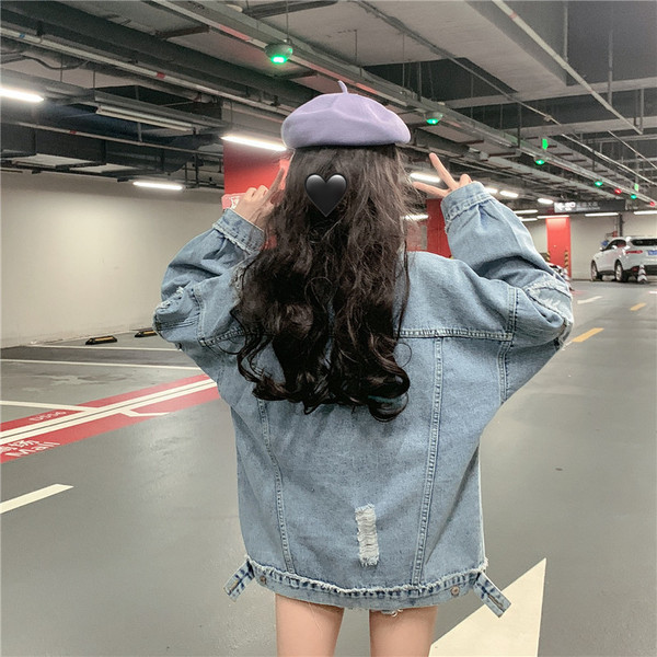 Női alkalmi farmerdzseki szakadt motívumokkal, világos színben