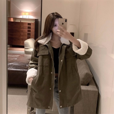 Μοντέρνο γυναικείο παλτό με κουμπιά και ζώνη σε πράσινο και μαύρο χρώμα