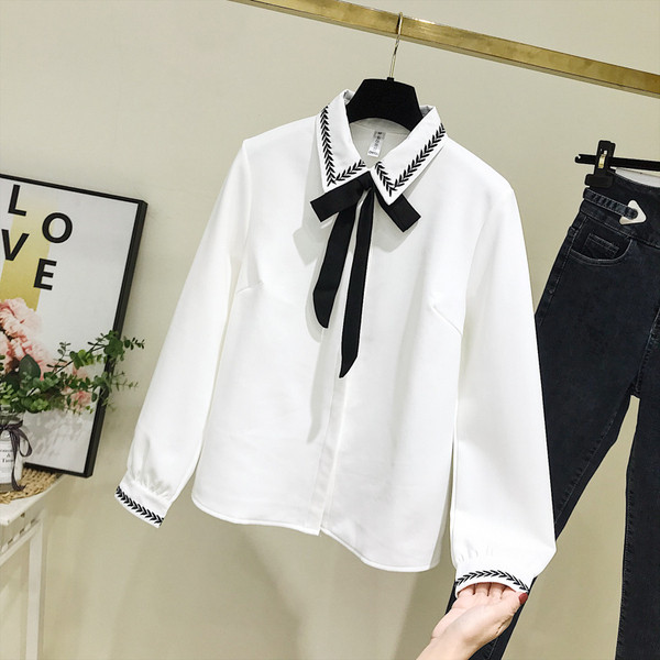 Stílusos női ing klasszikus gallérral, fehér színben