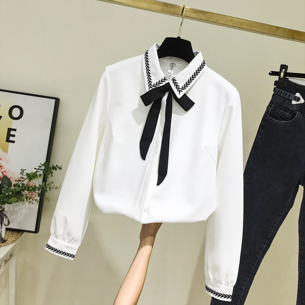 Stílusos női ing klasszikus gallérral, fehér színben