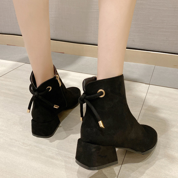 Cizme de dama elegante din piele intoarsa ecologica cu o legatura in negru