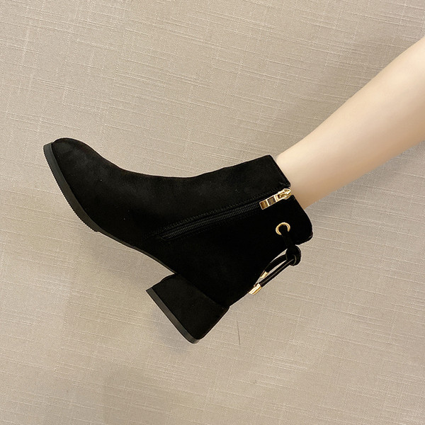 Cizme de dama elegante din piele intoarsa ecologica cu o legatura in negru