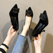 Pantofi moderni de dama model ascutit cu toc subtire si element metalic