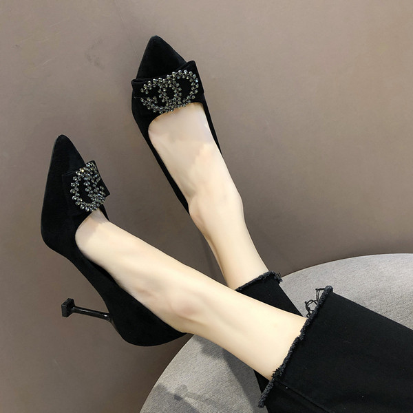 Pantofi moderni de dama model ascutit cu toc subtire si element metalic