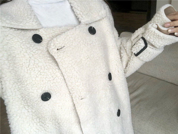 Palton lung de iarnă de damă modern, cu curea și nasturi în alb