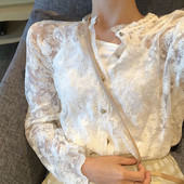 Λεπτό λευκό πουκάμισο από δαντέλα με ωοειδές ντεκολτέ