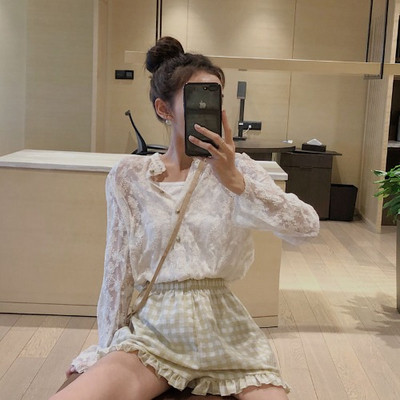 Λεπτό λευκό πουκάμισο από δαντέλα με ωοειδές ντεκολτέ