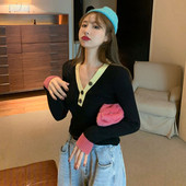 Bluză de damă moale, cu decolteu și nasturi spitz