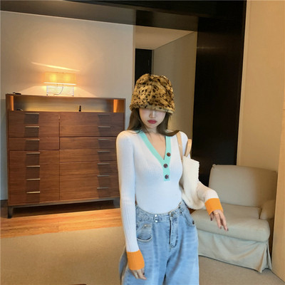 Bluză de damă moale, cu decolteu și nasturi spitz