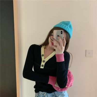 Bluză de damă moale, cu decolteu și nasturi spitz