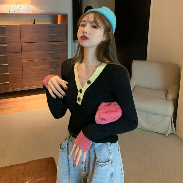 Bluză de damă moale, cu decolteu și nasturi spitz