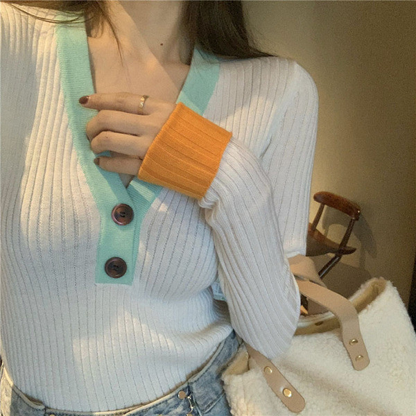 Bluză de damă moale, cu decolteu și nasturi spitz