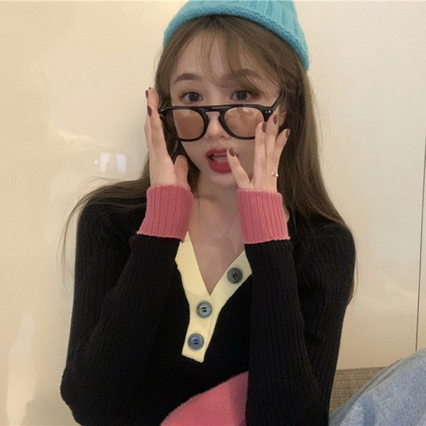 Bluză de damă moale, cu decolteu și nasturi spitz