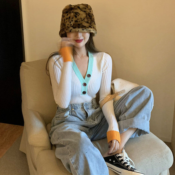 Bluză de damă moale, cu decolteu și nasturi spitz