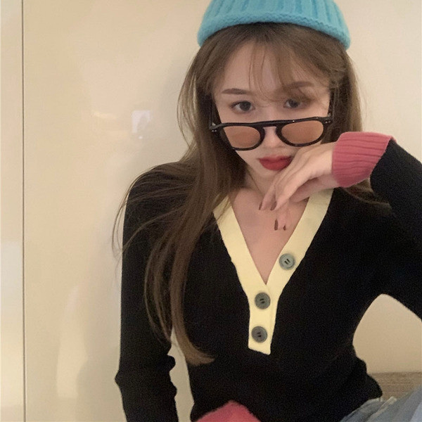 Bluză de damă moale, cu decolteu și nasturi spitz