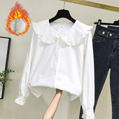 Cămașă de damă cu decolteu O și nasturi în alb