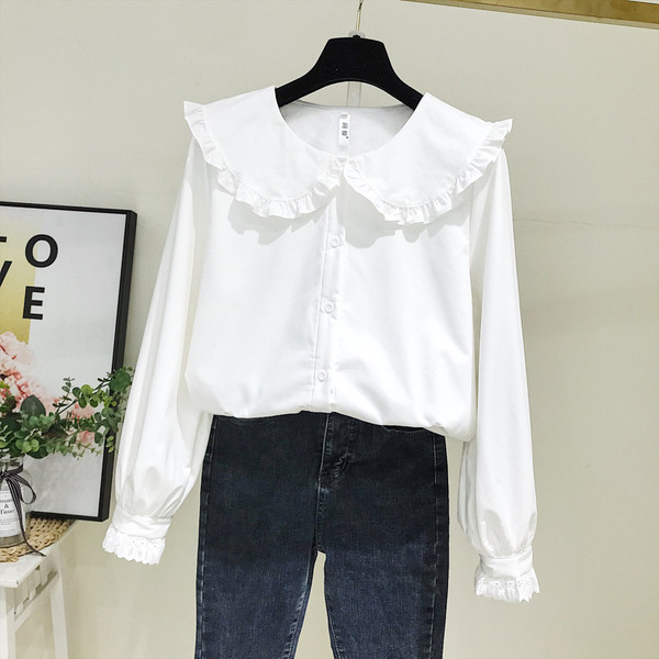 Cămașă de damă cu decolteu O și nasturi în alb