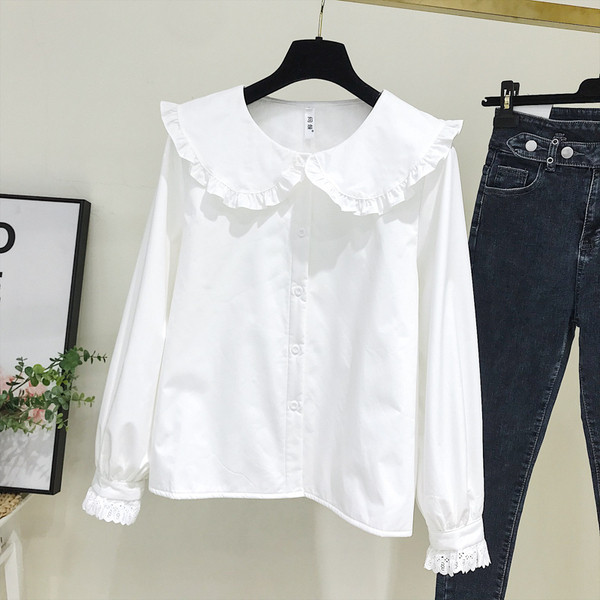 Cămașă de damă cu decolteu O și nasturi în alb