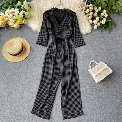 Salopetă de damă modernă în carouri cu nasturi