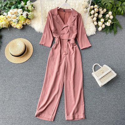 Salopetă de damă modernă în carouri cu nasturi