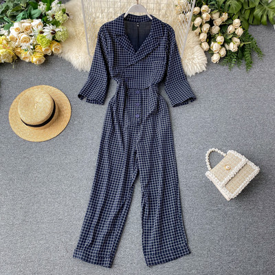 Salopetă de damă modernă în carouri cu nasturi