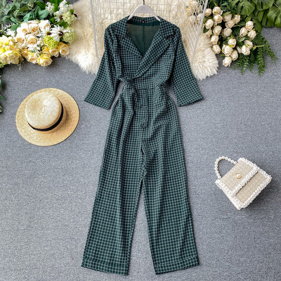 Salopetă de damă modernă în carouri cu nasturi