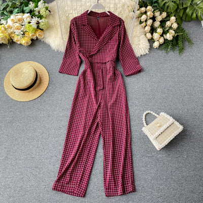 Salopetă de damă modernă în carouri cu nasturi