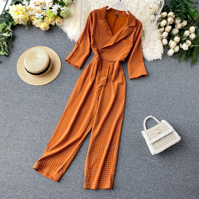 Salopetă de damă modernă în carouri cu nasturi