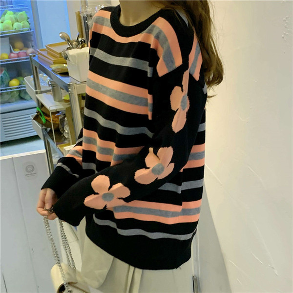 Pulover de dama in dungi model uni